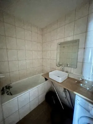 Badezimmer; fliesenboden, renovierungsbedürftig, tageslicht