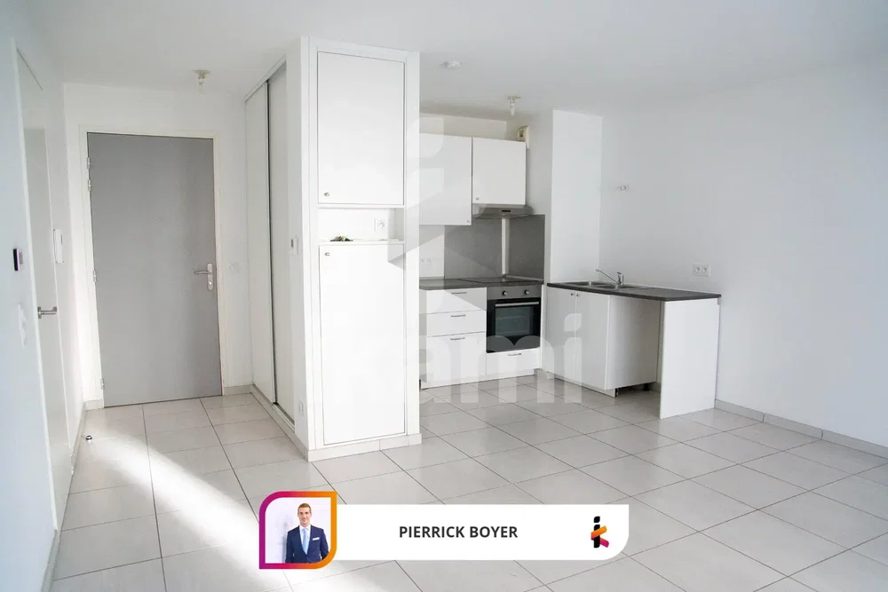 Cocina; suelo de baldosas, electrodomésticos, renovado, luz natural