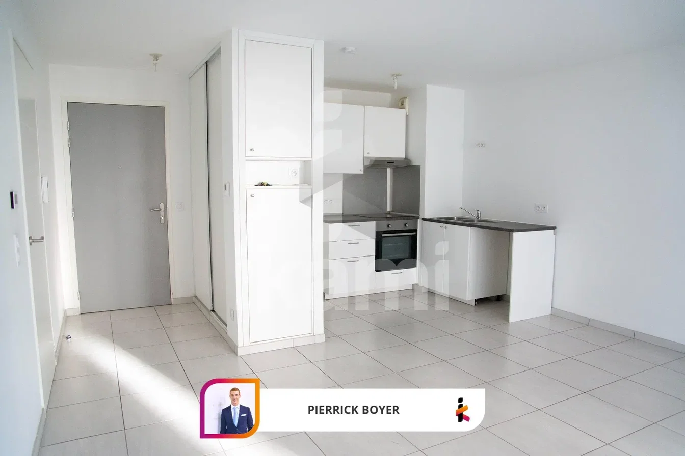 Cocina; suelo de baldosas, electrodomésticos, renovado, luz natural