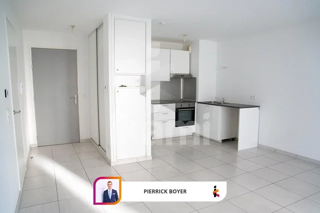 Cocina; suelo de baldosas, electrodomésticos, renovado, luz natural
