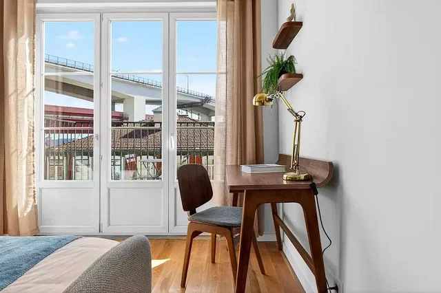 Dormitorio; vista, suelo de madera, luz natural, estilo moderno