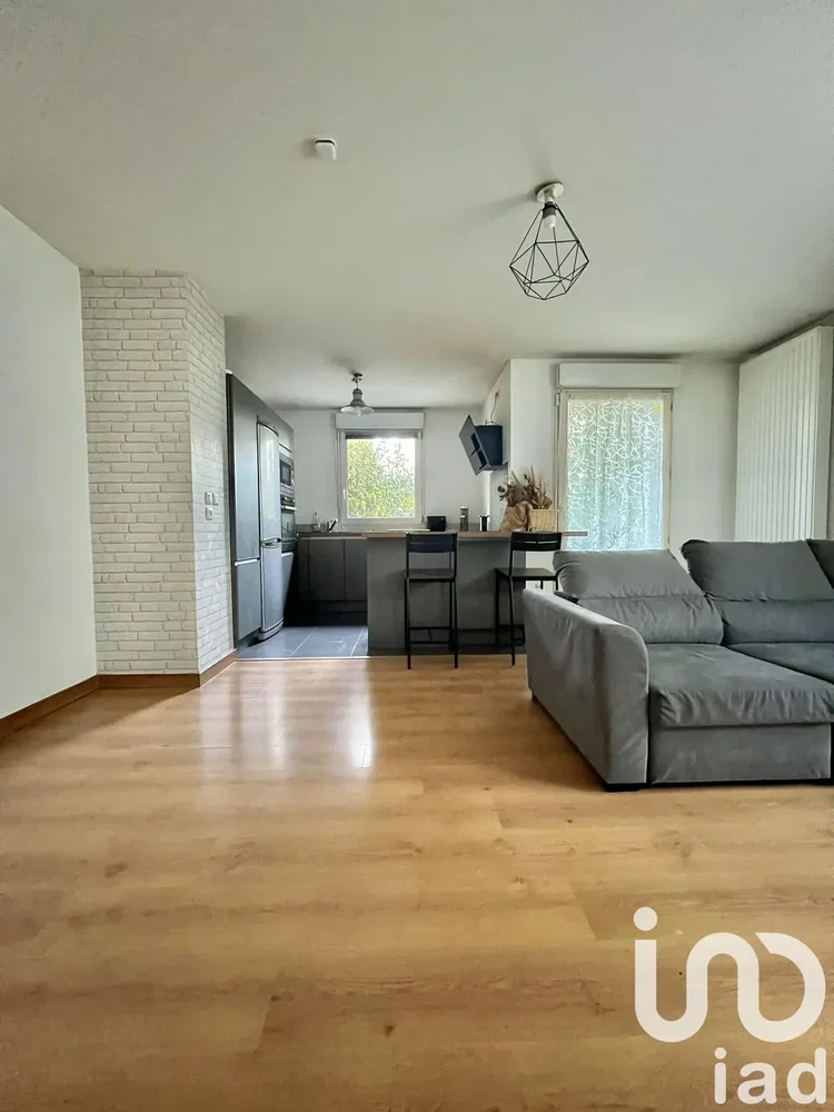 Дневна соба; природно светло, дрвени под, модерни стил