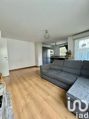 Дневна соба; природно светло, дрвени под, модерни стил