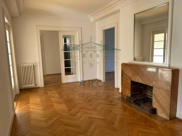 Soggiorno; camino, pavimento in legno, luce naturale