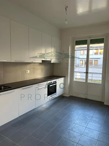 Cucina; pavimento in piastrelle, vista, elettrodomestici, luce naturale