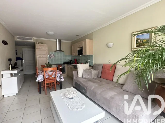 Oturma odası; doğal ışık, modern stil