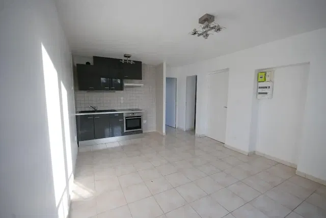 Cuisine; carrelage, lumière naturelle