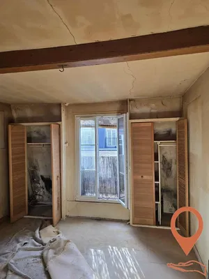 Спаваћа соба; потребна реновација, дрвене греде, дрвени под