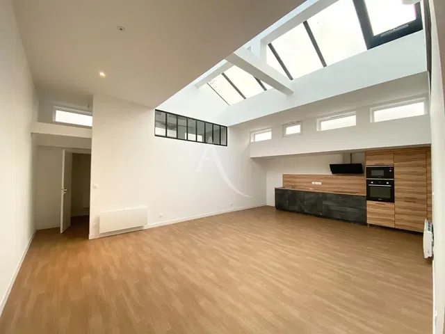 Cuisine; hauteur sous plafond, lumière naturelle, rénové