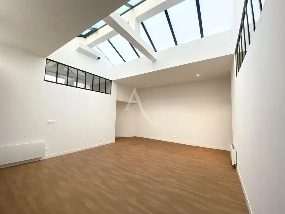 Salon; hauteur sous plafond, parquet, lumière naturelle