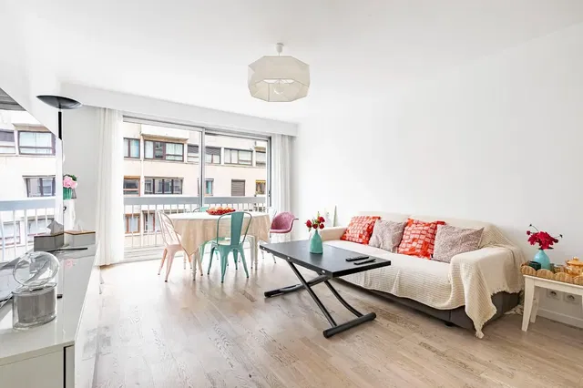 Дневна соба; поглед, дрвени под, природно светло, модерни стил