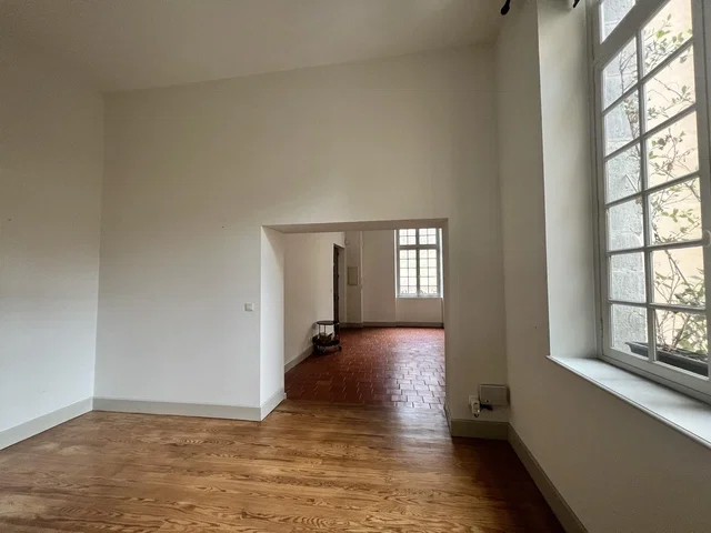 Salón; suelo de madera, luz natural