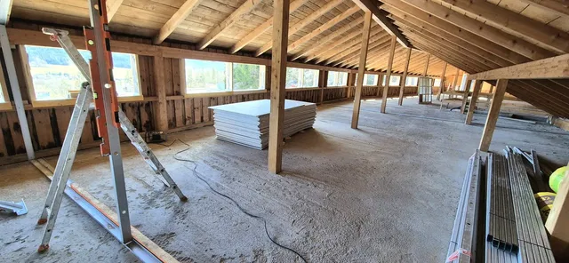 Inne; belki drewniane, wymaga remontu, światło dzienne