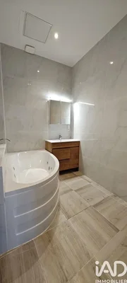 Koupelna; dlažba, po rekonstrukci, přirozené světlo