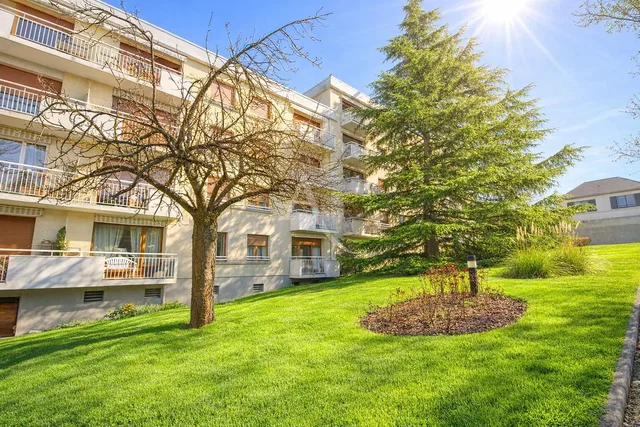 Dům a okolí; výhled