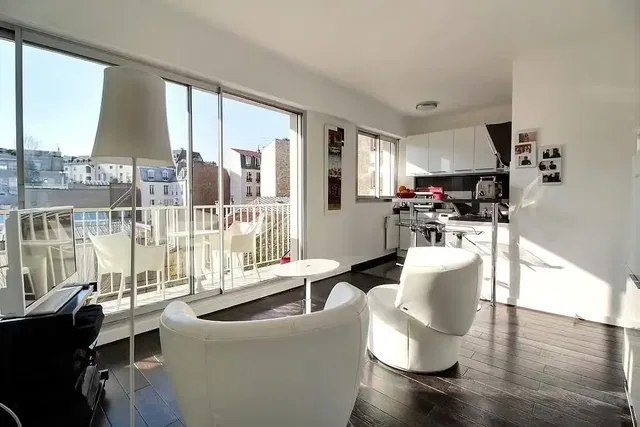 Obývačka; výhľad, drevená podlaha, prirodzené svetlo, moderný štýl