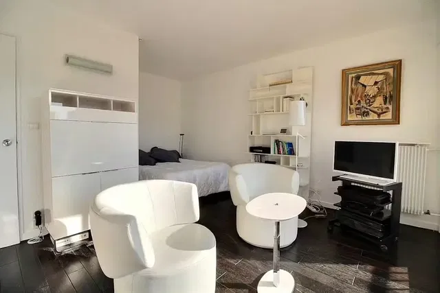 Spálňa; prirodzené svetlo, moderný štýl