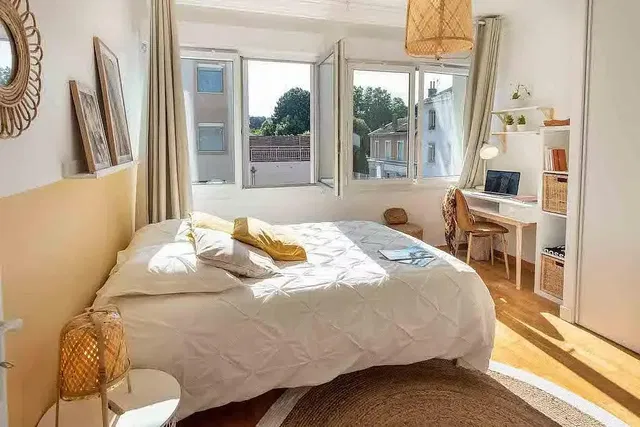 Spálňa; prirodzené svetlo, moderný štýl