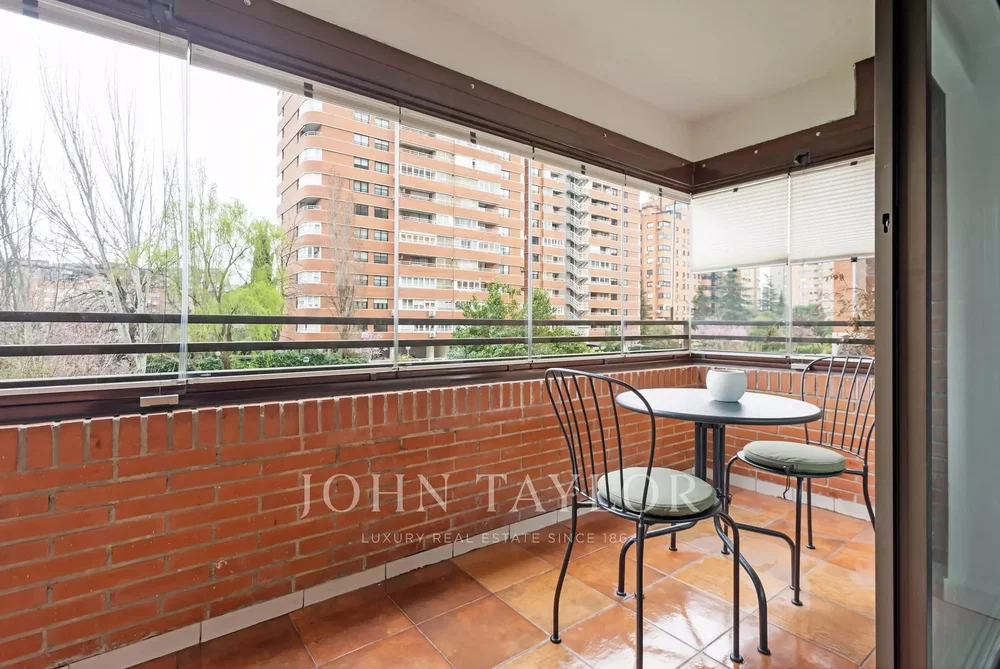 Balcone; vista, pavimento in piastrelle