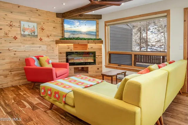 Хол; камина, дървен под, дървени греди, естествена светлина, селски стил