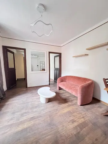 Wohnzimmer; fliesenboden, tageslicht, moderner stil