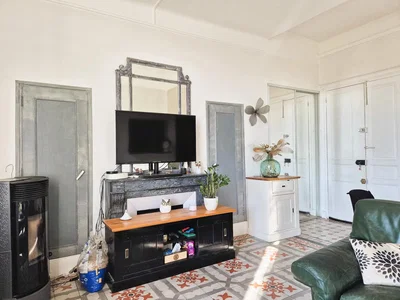 Woonkamer; open haard, tegelvloer, natuurlijk licht