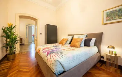 Yatak odası; ahşap zemin, doğal ışık, modern stil