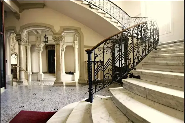 Dom i otoczenie; wysokie sufity, belki drewniane, podłoga z płytek, światło dzienne, styl rustykalny