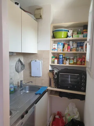 Cocina; electrodomésticos, suelo de baldosas, necesita renovación, luz natural, estilo rústico