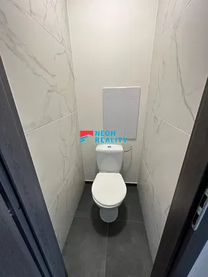 Toilette; fliesenboden