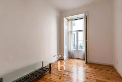 Дневна соба; дрвени под, природно светло, поглед