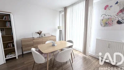 Jedáleň; moderný štýl, drevená podlaha, prirodzené svetlo