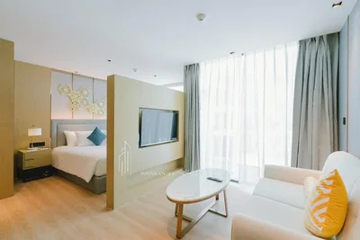Wohnzimmer; tageslicht, moderner stil, holzboden