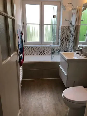 Koupelna; dlažba, přirozené světlo, po rekonstrukci