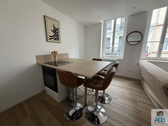 Cocina; suelo de madera, luz natural, estilo moderno