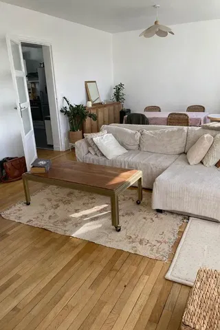 Salón; suelo de madera, luz natural, estilo moderno