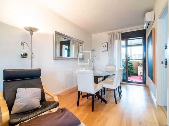 Wohnzimmer; holzboden, tageslicht, moderner stil