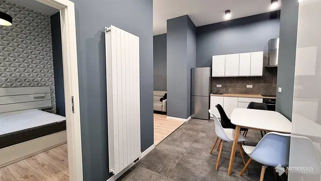 Cozinha; chão de madeira, chão de azulejo, luz natural, estilo moderno