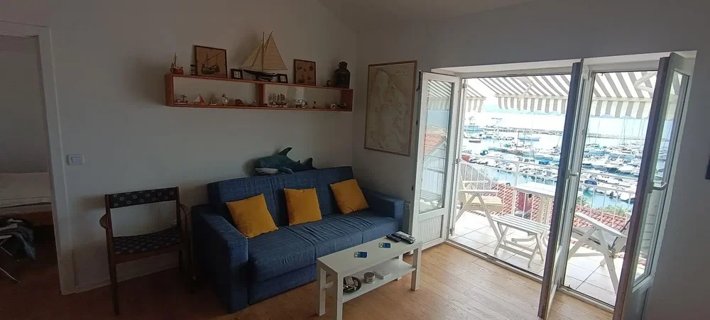 Obývací pokoj; výhled, dřevěná podlaha, přirozené světlo
