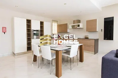 Cuisine; électroménager, carrelage, lumière naturelle, style moderne