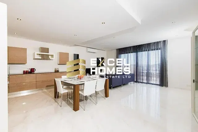 Keuken; uitzicht, tegelvloer, natuurlijk licht