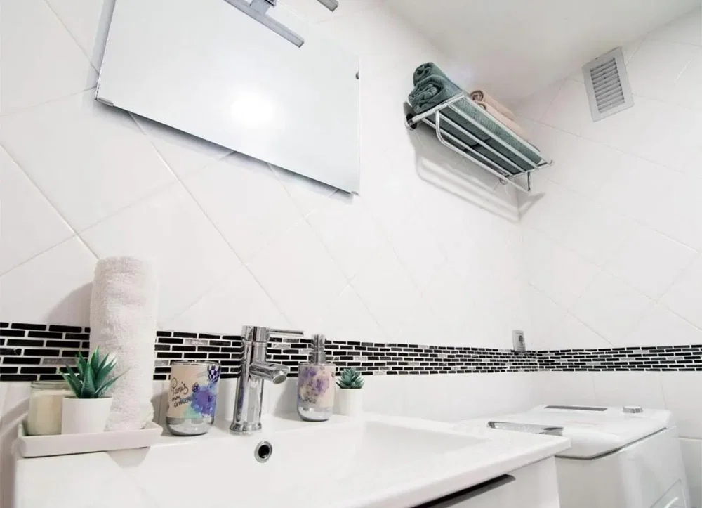 Banyo; fayans zemin, tadilatlı, doğal ışık