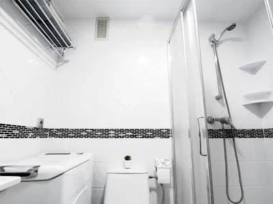 Banyo; fayans zemin, doğal ışık, tadilatlı