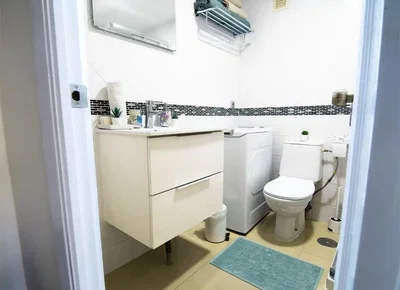 Tuvalet; fayans zemin, doğal ışık, tadilatlı