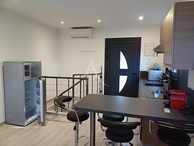 Kuchyňa; kuchynské spotrebiče, prirodzené svetlo, moderný štýl