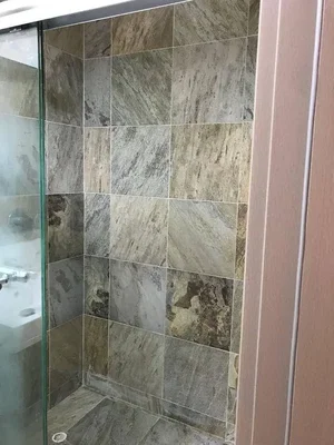 حمام; أرضية من البلاط, ضوء طبيعي