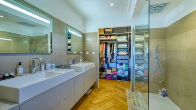 Banyo; fayans zemin, ahşap zemin, doğal ışık, tadilatlı