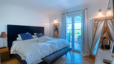 Yatak odası; doğal ışık, ahşap zemin