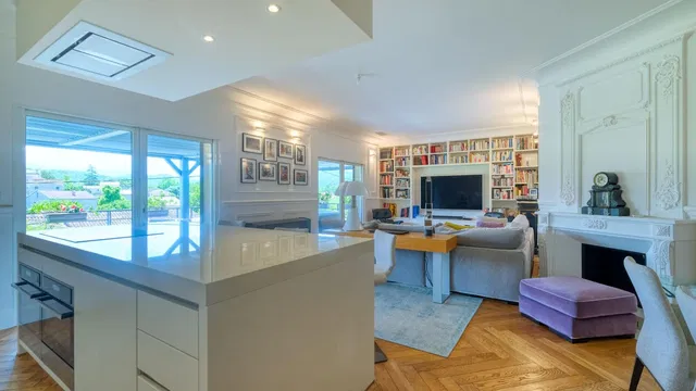 Salon; vue, électroménager, parquet, lumière naturelle, style moderne