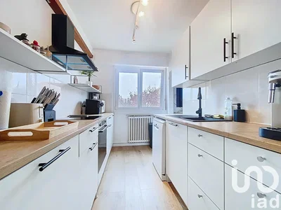 Kuhinja; kućanski aparati, prirodna svjetlost, moderan stil
